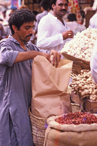 world street pakistan woman man work ginger basket jobs editorial worker vendor bazaar karachi chillies allrightsreserved peopleatwork paperbag filmphotography jodia gunnybag 35mmfilmformat ©batoolnasir