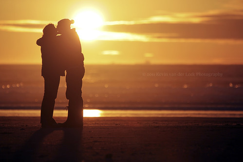 ocean sunset sun love beach silhouette march kiss couple marriage romance lovers toque vancouverisland pacificocean tofino romantic westcoast chestermanbeach canonef2xiiextender kvdl canonef70200mmf28lisiiusm TGAM:photodesk=silhouette2011