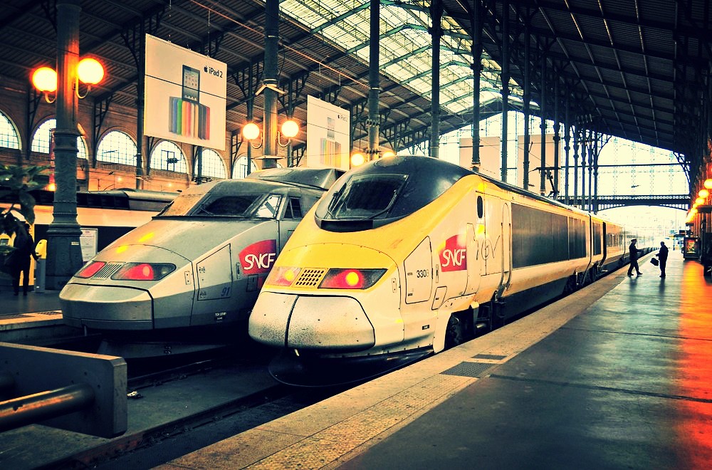 Железная дорога париж вена. Поезд на Париж. Желтый поезд. Поезд в Париже фото.