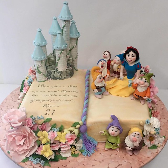 Snow White Themed Cake by Bohemia cakes-Canterbury