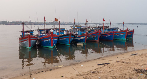 river haze seasia vietnam fishingboats donghoi