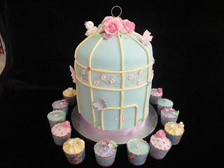 Birdcage with cupcakes