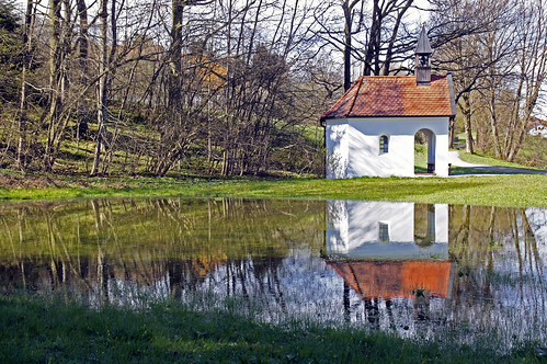 bayern bavaria meadow wiese chapel april spiegelung 2012 reflektion kapelle reflecion pfütze stantonius rainpuddle badheilbrunn dorenawm wiesenpfütze