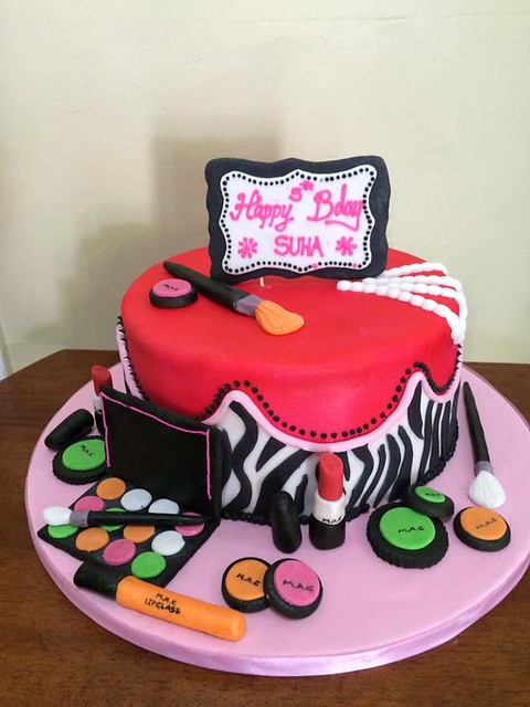 Make Up Cake by Inu of cakes by inu
