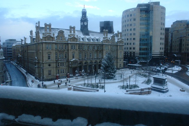 El City Square o plaza de la ciudad es lo primero que nos encontramos cuando llegamos a Leeds en tren ... un buen recibimiento, sobretodo si está decorado de blanca nieve.