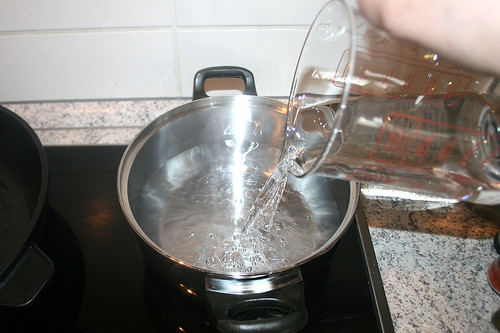 22 - Wasser für Reis aufsetzen / Heat up water for rice