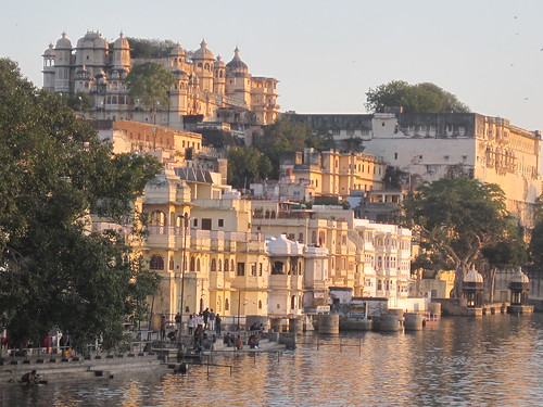sunset india lake water architecture reflections asia palace indie asie rajasthan udaipur citypalace eveninglight ghats bathers lakepichola flickrtravelaward