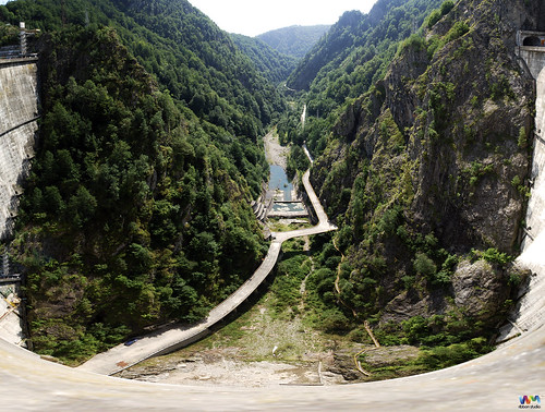 travel trees green water forest dam sightseeing grand romania tall imposing otherside turist vidraru