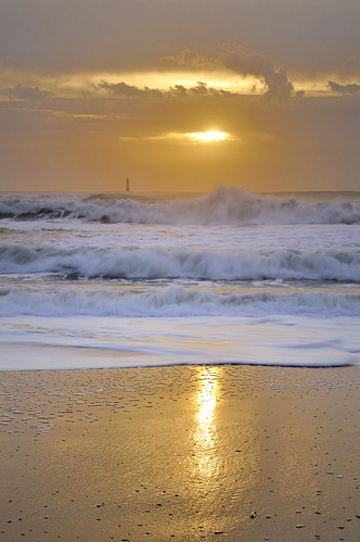 sunset lighthouse beach sand waves vagues vendee plage phare coucherdesoleil vendée lessablesdolonne paracou paysdelaloire leefilter hoyand8 pharedesbarges mygearandme plagedelaparacou