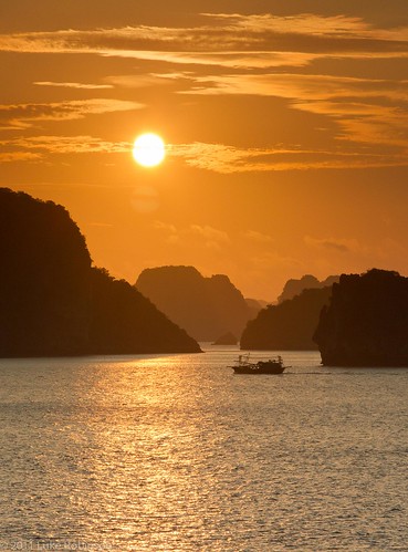 travel cruise sunrise landscape geotagged asian bay landscapes asia southeastasia vietnamese dusk vietnam halong halongbay travelphotography southeastasian 2011 geo:lat=2083708136551462 geo:lon=1071047490569991
