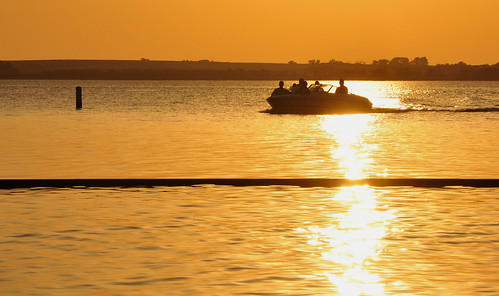 sunset lake boat kansas kanopolislakestatepark