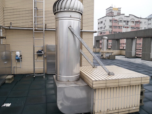 頂樓的排氣煙囪；攝影：郭叡