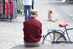 Oude man, fiets en meisje