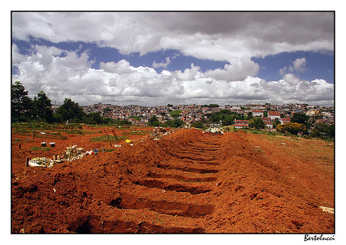 brazil southamerica brasil saopaulo graves favela cimitery canon30d canonefs1785isusm pereferia jardimsãoluiscimetério