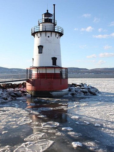 winter light lighthouse ny newyork ice 19thcentury january landmark hudsonriver soe caisson sleepyhollow 1883 nationalregisterofhistoricplaces pancakeice topshots kingslandpointpark 1883lighthouseatsleepyhollow tarrytownlighthouse flickraward flickrestrellas saariysqualitypictures kingslandpointlighthouse flickrsportal 1883lighthouse caissonstyle