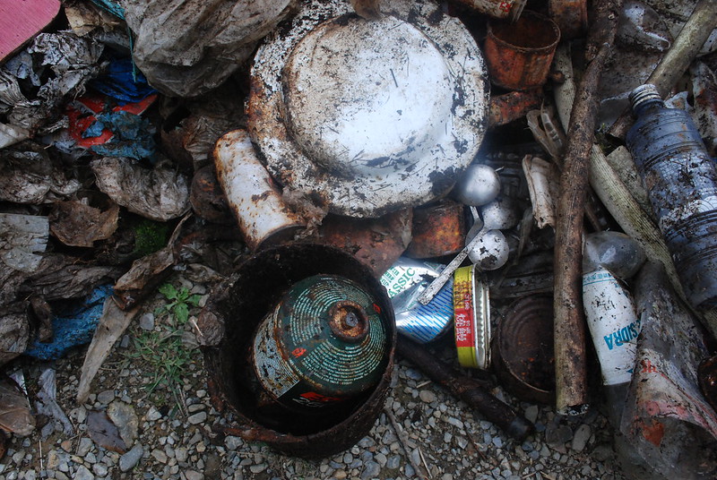 七卡山莊旁的垃圾。攝影：彭瑞祥。