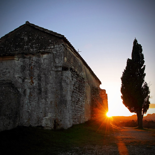 sunset sun france tree soleil tramonto chapel paca provence sole albero arbre chapelle coucherdesoleil cappella bouchesdurhône eygalières saintsixte canonefs1585mmf3556isusm