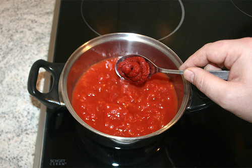 12 - Tomatenmark addieren / Add tomato puree