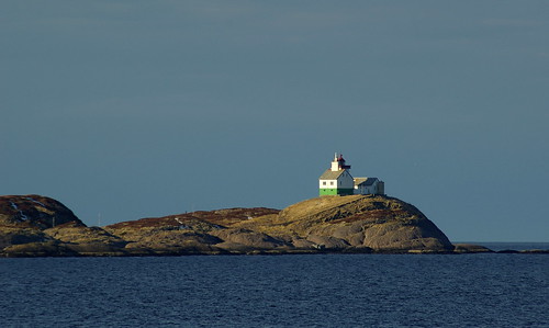 sea lighthouse mountains norway landscape see norwegen landschaft leuchtturm hurtigruten vågsøy wbnawno