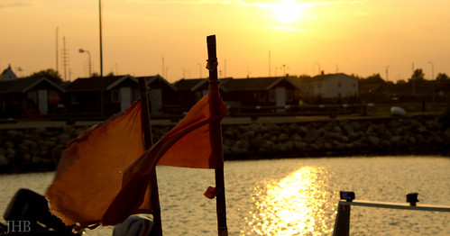 sunset harbour stage flag landing havn solnedgang