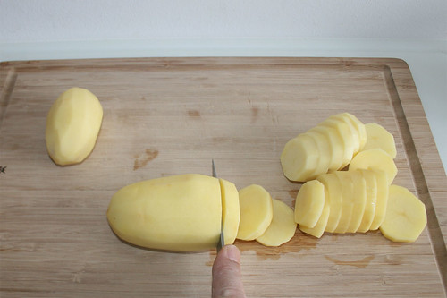 11 - Kartoffeln in Scheiben schneiden / Cut potatoes in slices