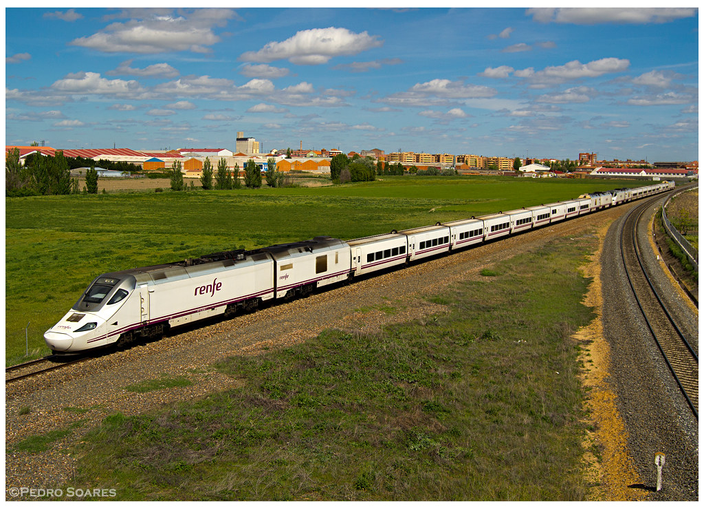 Duas automotoras da série 730 com um comboio Alvia procedente de Madrid-Chamartin e com destino a Pontevedra