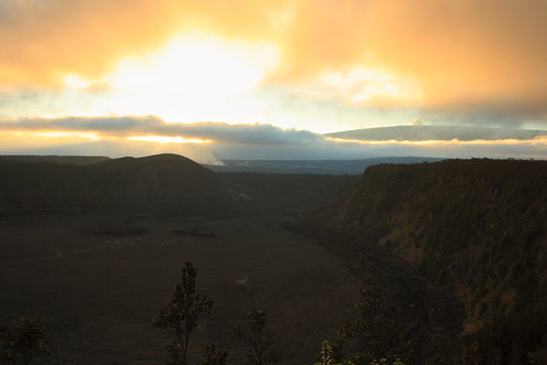 sunset canon rebel volcano hawaii glow steam bigisland kilauea crepuscularrays maunaloa volcanoesnationalpark 2011