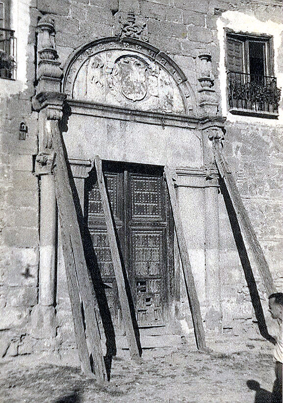 Portada del Palacio de Munárriz apuntalada antes de ser trasladada al Cigarral del Ángel a mediados del siglo XX