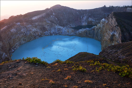lake indonesia lago vulcano flore volcan cratere
