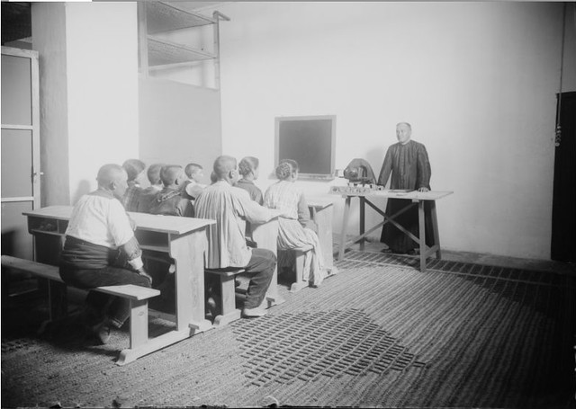Empleados del cultivo de gusanos de seda reciben clases del cura en el Monasterio de San Bernardo en Toledo en 1925.