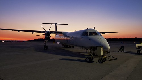 sunset airplane horizon arrival runway turboprop saultstemarie nikcolorefex bombardierq400 porterairlines tonalcontrast saultstemarieairport xf1855mm