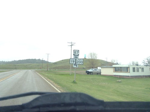 sign montana intersection shield mt19 mt200 grassrange us87