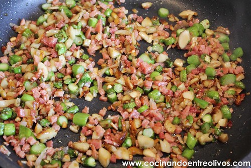 Champiñones rellenos de espárragos verdes y jamón www.cocinandoentreolivos (11)