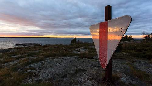 autumn sunset sea fall suomi finland island evening twilight board shoreline scandinavia beacon meri ilta syksy auringonlasku seamark saari uusimaa kirkkonummi merimerkki linjataulu rantaviiva skrubbö skrobban storamickelskären