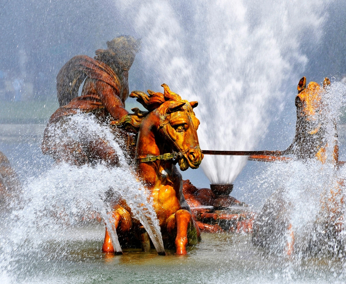 Le Bassin d'Apollo - the Greek god Apollo rising from the sea in a four-horse chariot. Credit J. degivry