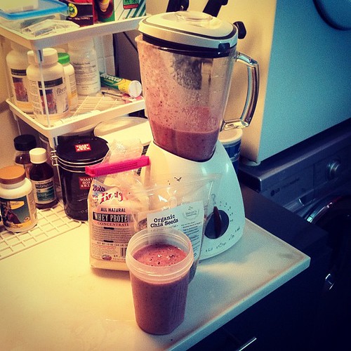 Breakfast: banana, strawberry, apple, chia seeds and whey protein powder smoothie. by phatfreemiguel