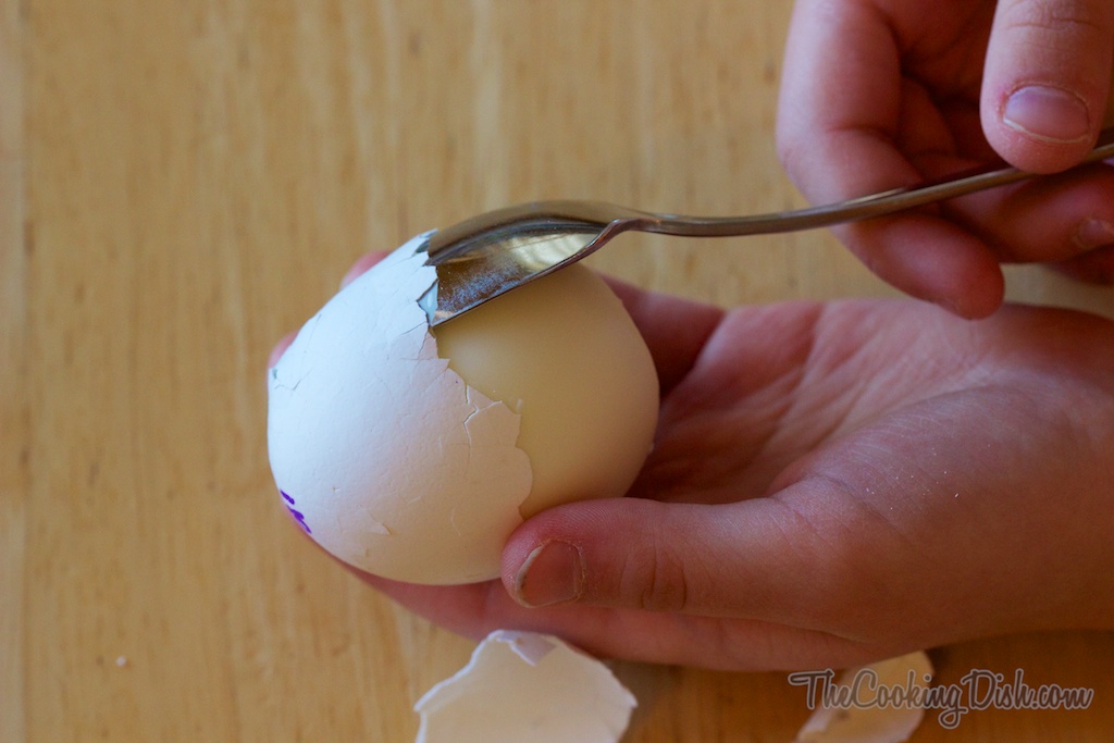 how-to-peel-a-hard-boiled-egg-002