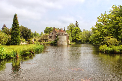 castle kent moat nationaltrust scotneycastle lamberhurst larigan phamilton