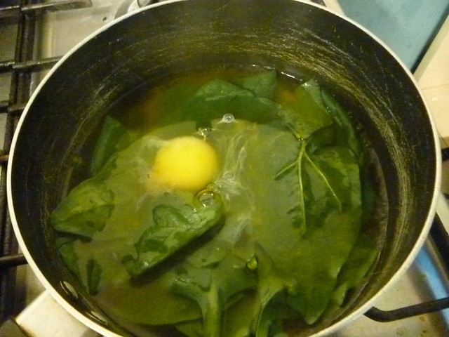 Spinach and egg in instant noodles