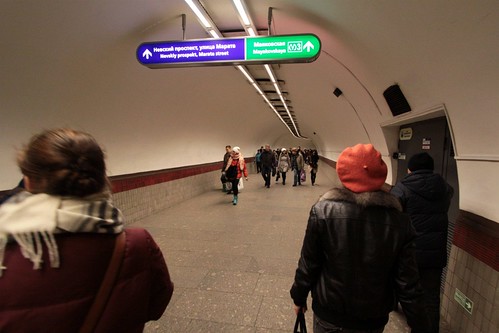 Still walking down the corridor towards Mayakovskaya (Маяко́вская) station on Line 3