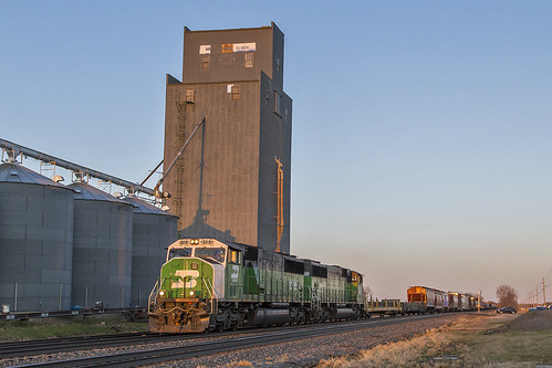 railroad train elevator grain bn grainelevator emd burlingtonnorthernsantafe emdsd60m bnpower bnsf8185 ntwgfd audubonmn