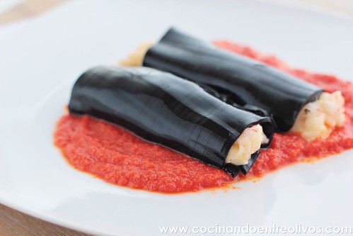 Lasaña negra de gambones y patata sobre salmorejo de piquillos www.cocinandoentreolivos (1)