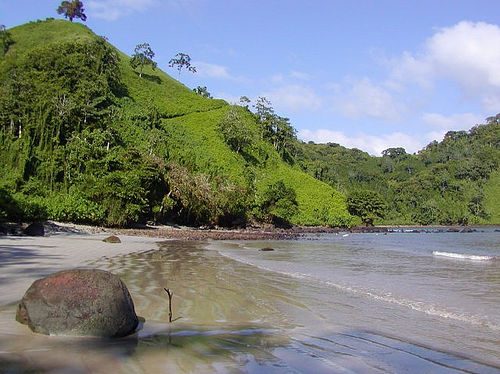 哥斯大黎加的科科島(Cocos Island)是境內主要的生態旅遊景點之一。作者：Jon Rawlinson，取自：https://www.flickr.com/photos/london/3924955/in/set-98971/。本圖符合CC授權。