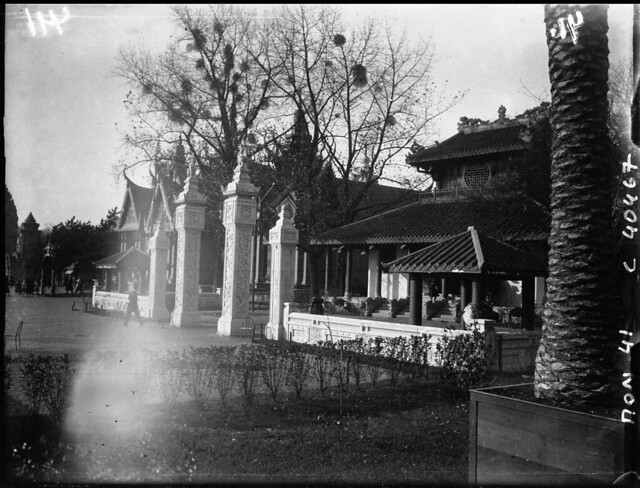 Exposition Coloniale 1931 - vue d'ensemble des pavillons du Cambodge et du Annam