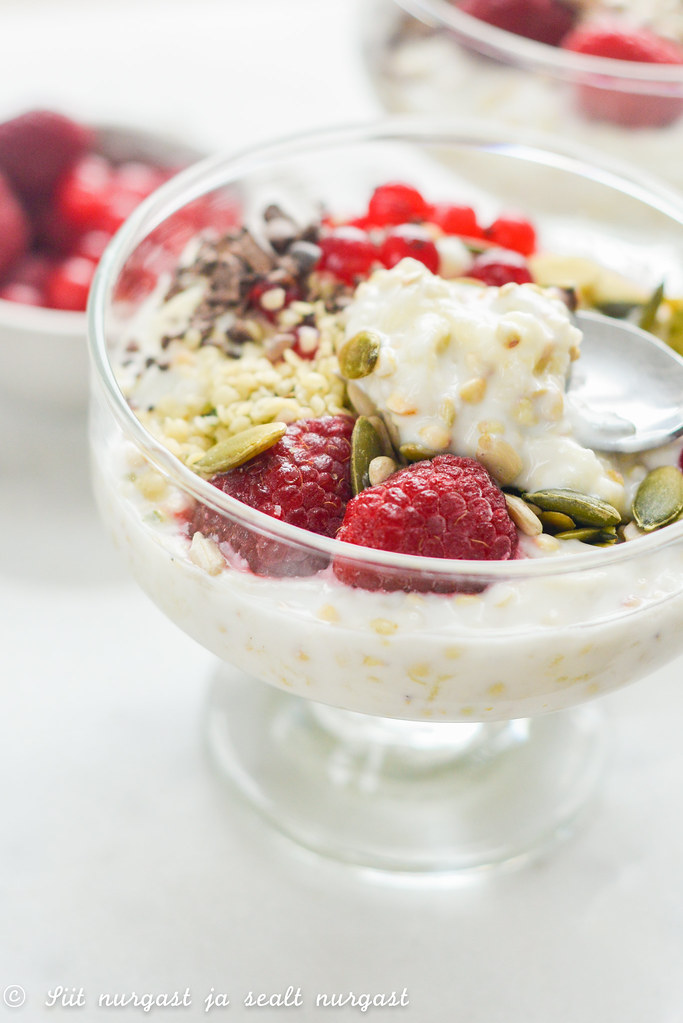 toortatra-jogurti hommikusöök marjade ja kõige muu heaga