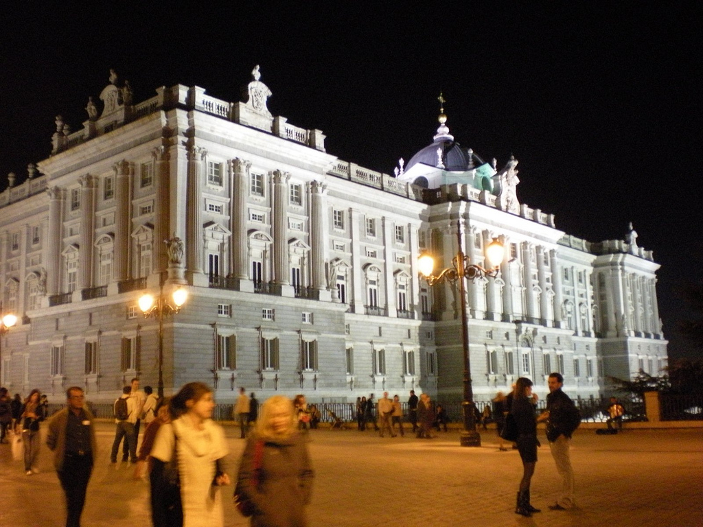 El Palacio Real de Madrid al anochecer. Autor, Fernando López