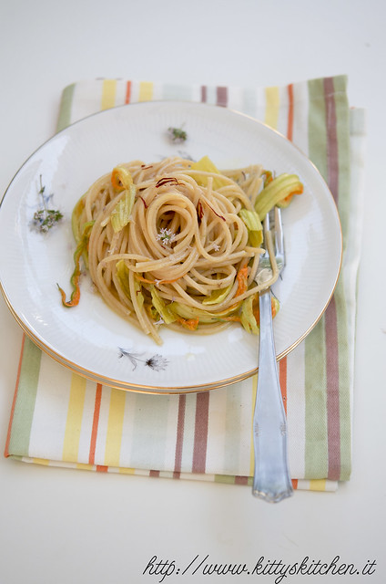 Spaghetti con fiori, zafferano e rosmarino