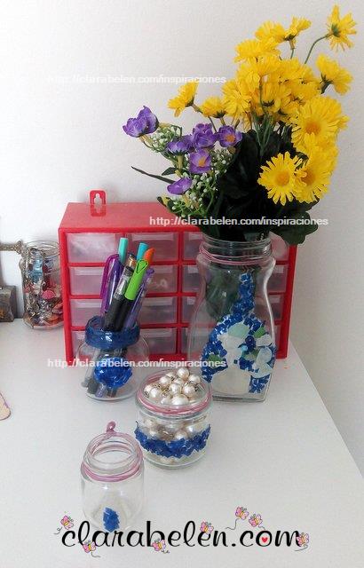 Como decorar botes de cristal con teselas de botellas de plastico