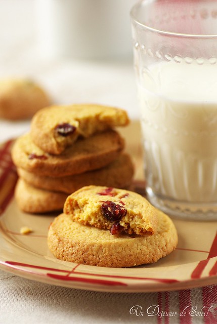 Cookies with corn flour and cranberries