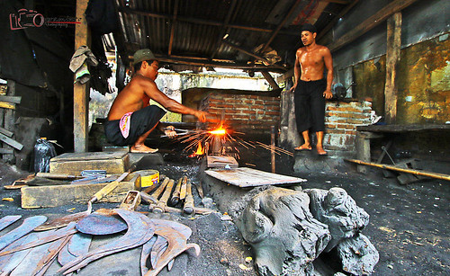traditional human blacksmith spark pande bekerja ponorogo